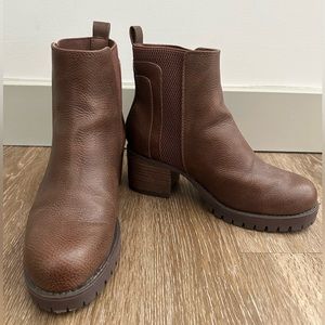 Mia Colten Chelsea Boot in Brown Size 7